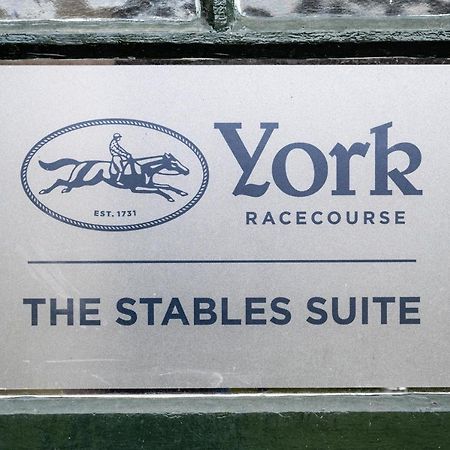 The Stable Suite At York Racecourse 외부 사진