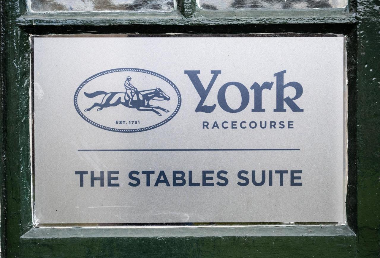 The Stable Suite At York Racecourse 외부 사진