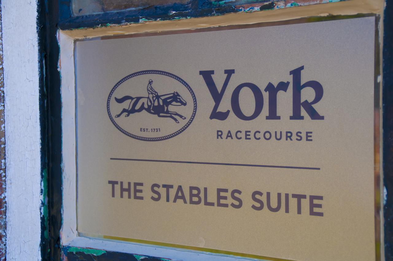 The Stable Suite At York Racecourse 외부 사진