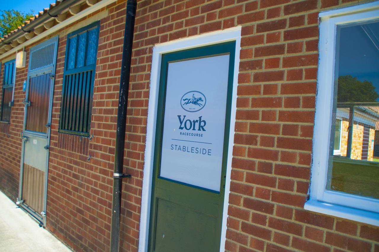 The Stable Suite At York Racecourse 외부 사진